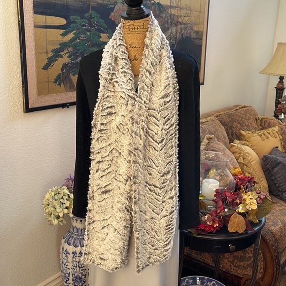 Faux fur soft scarf - Picture 3 of 7